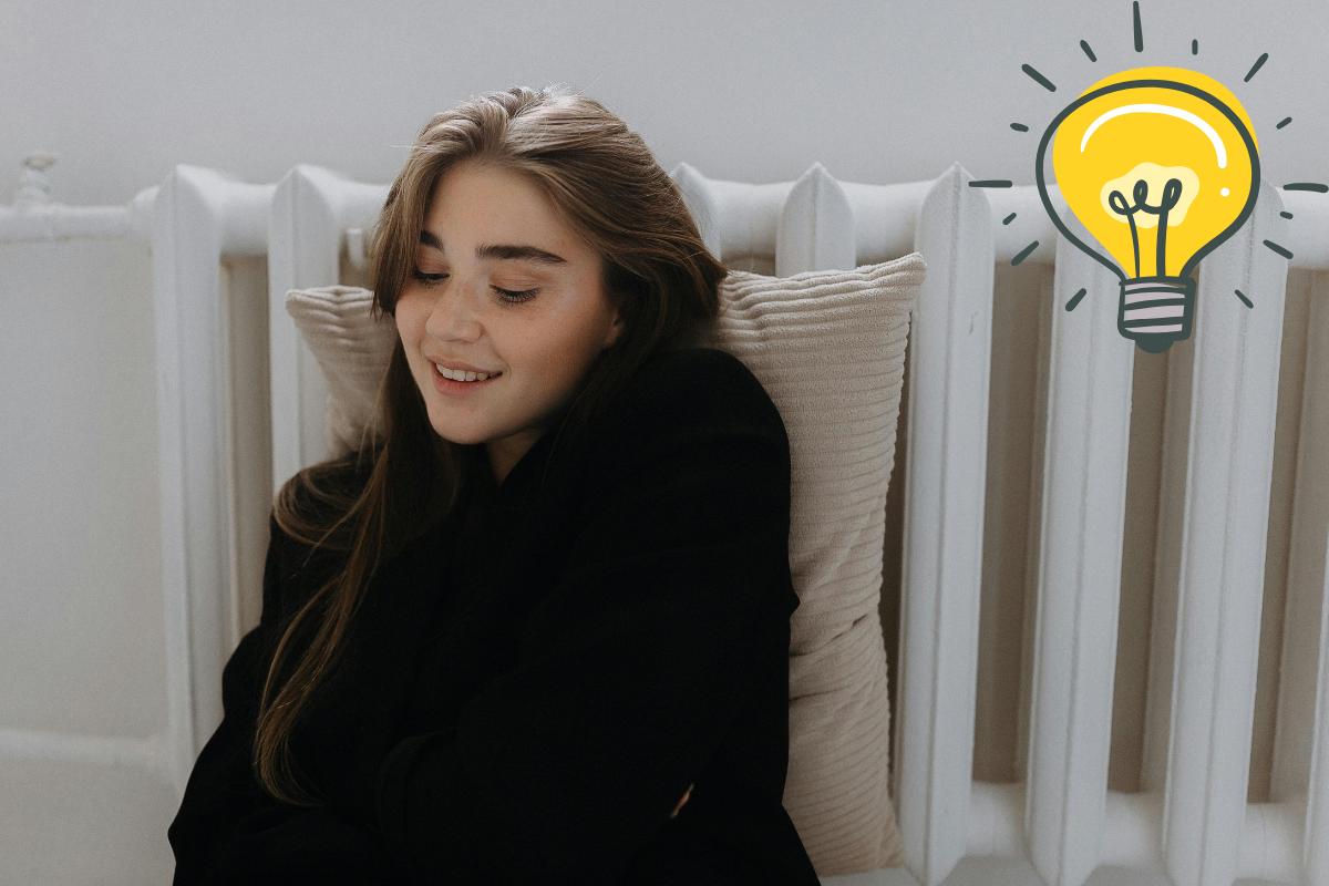donna vicino al termosifone e lampadina