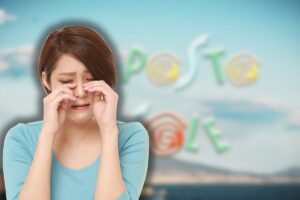 logo upas e donna commossa