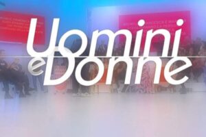 logo di uomini e donne con lo studio sullo sfondo