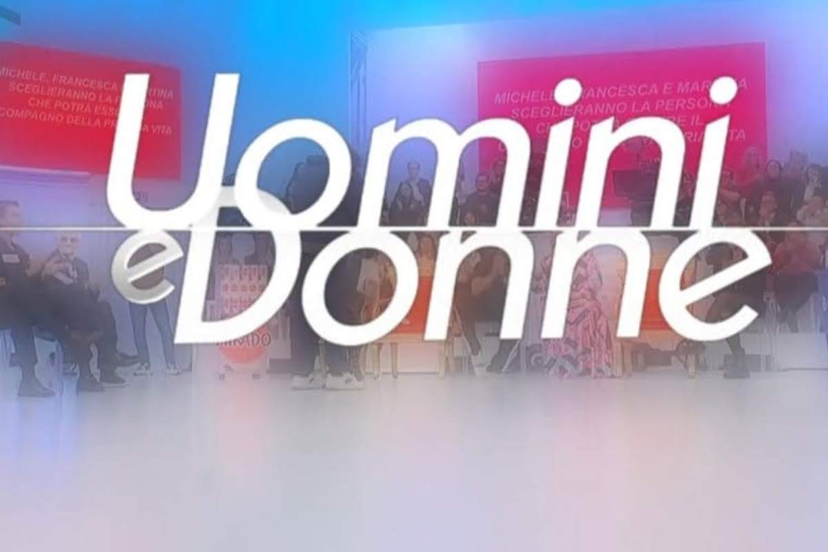 logo di uomini e donne con lo studio sullo sfondo